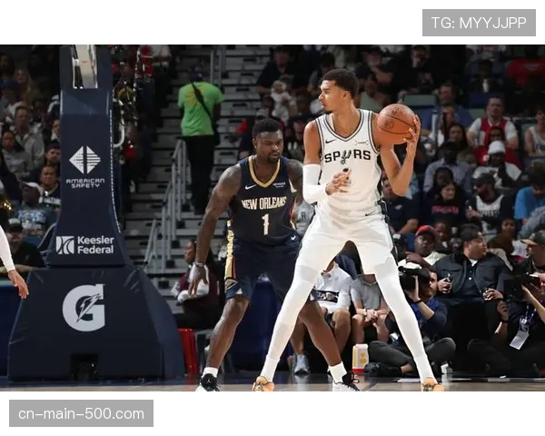 终场哨响时刻:文班亚马第六次封盖后与瓦塞尔击掌庆祝九连胜